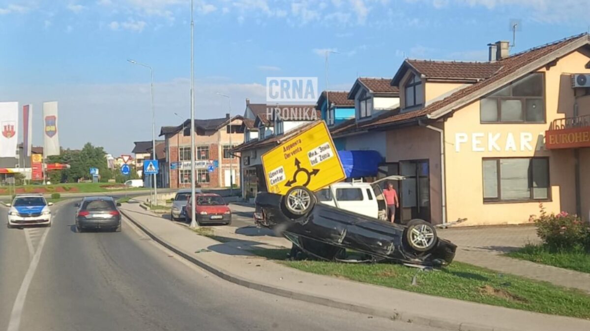 Nesreća u Prnjavoru: Vozač AUDI-ja završio na krovu i iščupao saobraćajni znak