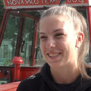 Sara (18) uči da vozi traktor: Želja mi je da pomognem roditeljima nakon što završim faks