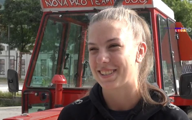 Sara (18) uči da vozi traktor: Želja mi je da pomognem roditeljima nakon što završim faks