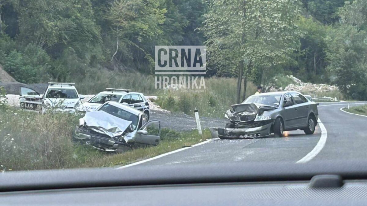 (VIDEO) Teška nesreća na M18: Direktan sudar dva automobila