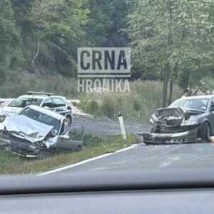 (VIDEO) Teška nesreća na M18: Direktan sudar dva automobila