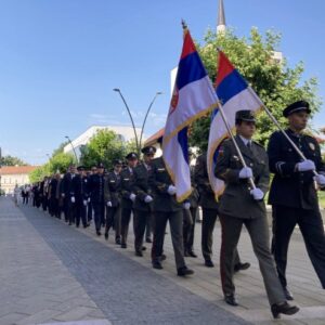 (VIDEO) Vojske Srbije održala svečani defile kroz Prijedor