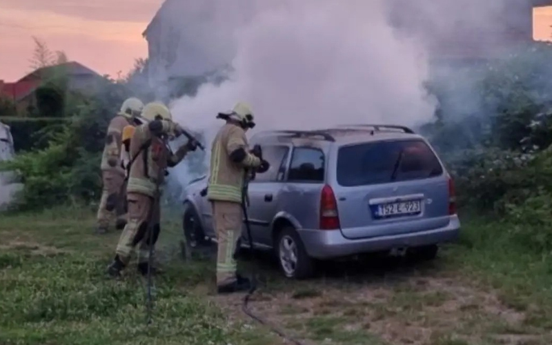 Muškarac zapalio vlastiti automobil nakon što je izazvao saobraćajnu nezgodu, uhapšen je