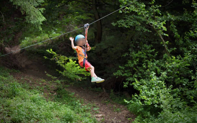 Užas u Novom Pazaru: Djevojčica na zip lineu naletjela na bebu (1), bore joj se za život