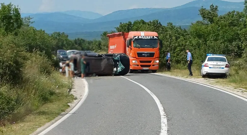 Prevrnuo se auto na putu Bileća – Gacko