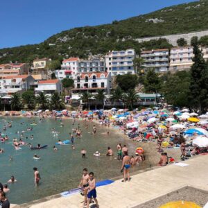 Neum preplavljen turistima: Plaže krcate, traži se mjesto više