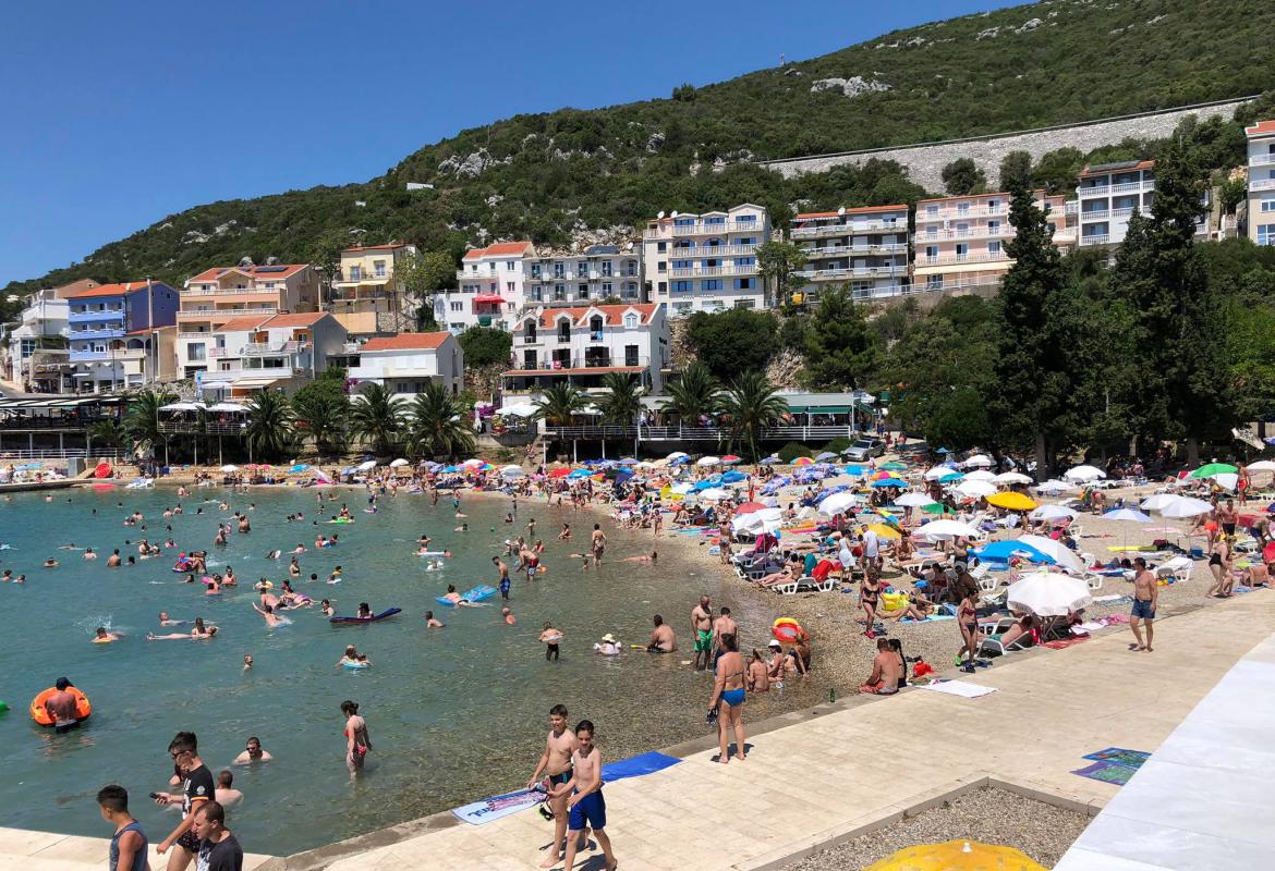 Neum preplavljen turistima: Plaže krcate, traži se mjesto više