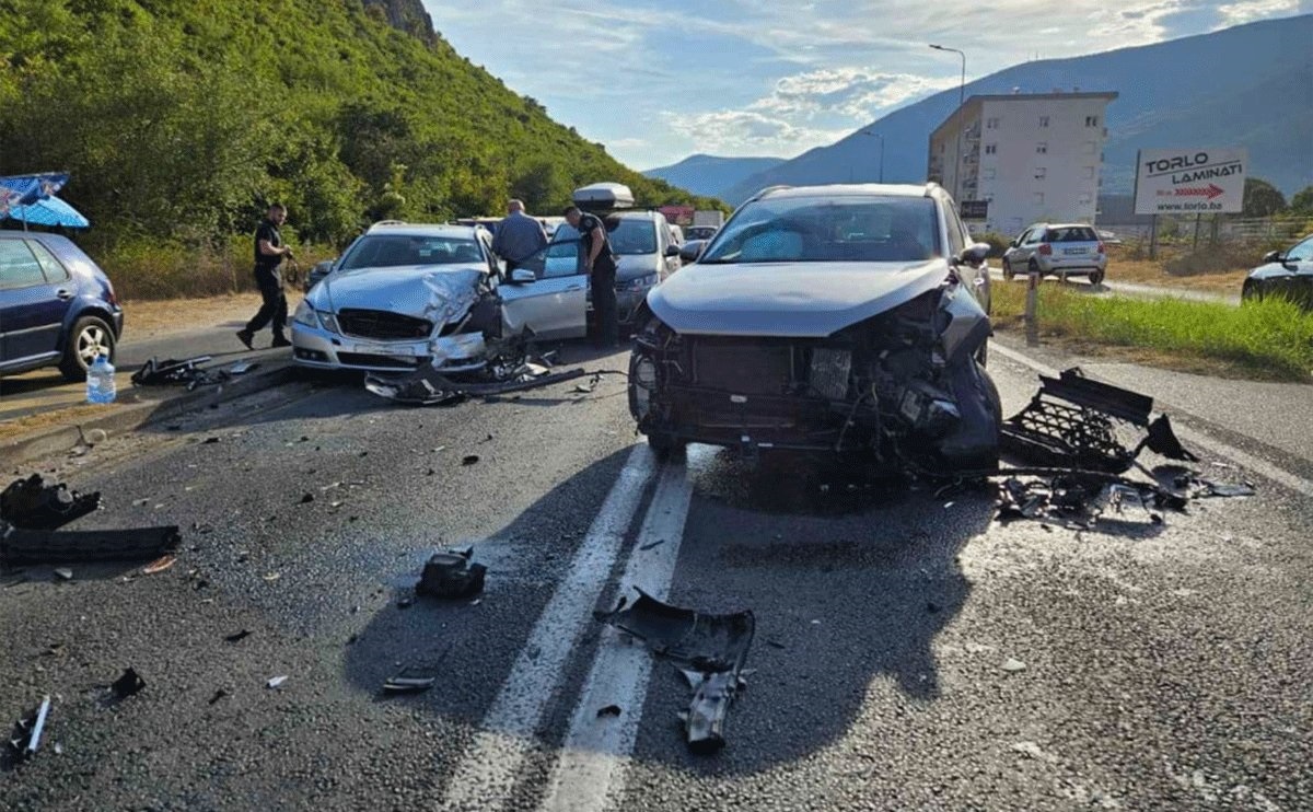 Saobraćajna nesreća kod Mostara: Tri osobe povrijeđene u sudaru tri vozila