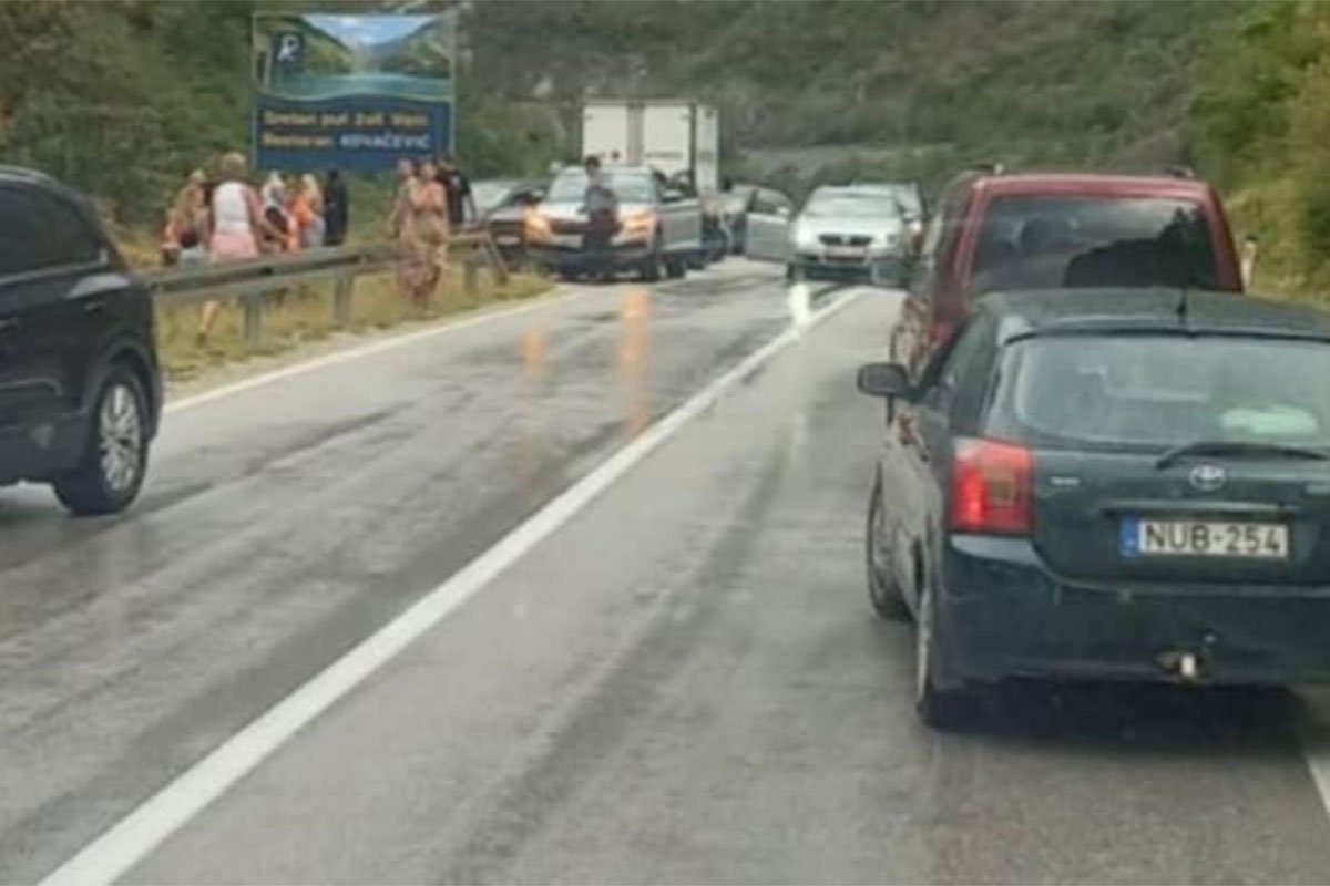 Tročlana porodica sletjela u jezero kod Jablanice: Beba bila u automobilu