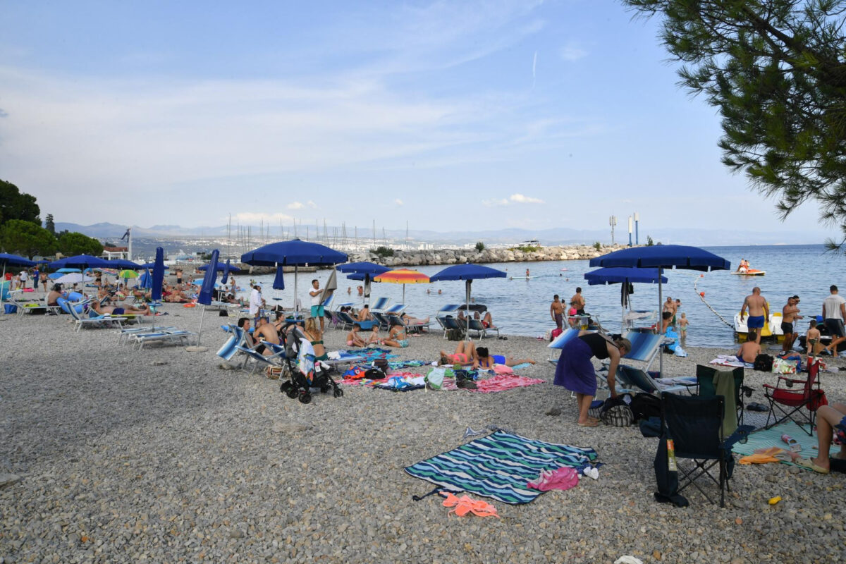 Ovako izgleda plaža kod Opatije na kojoj je zabranjeno kupanje: Zarazila se i beba