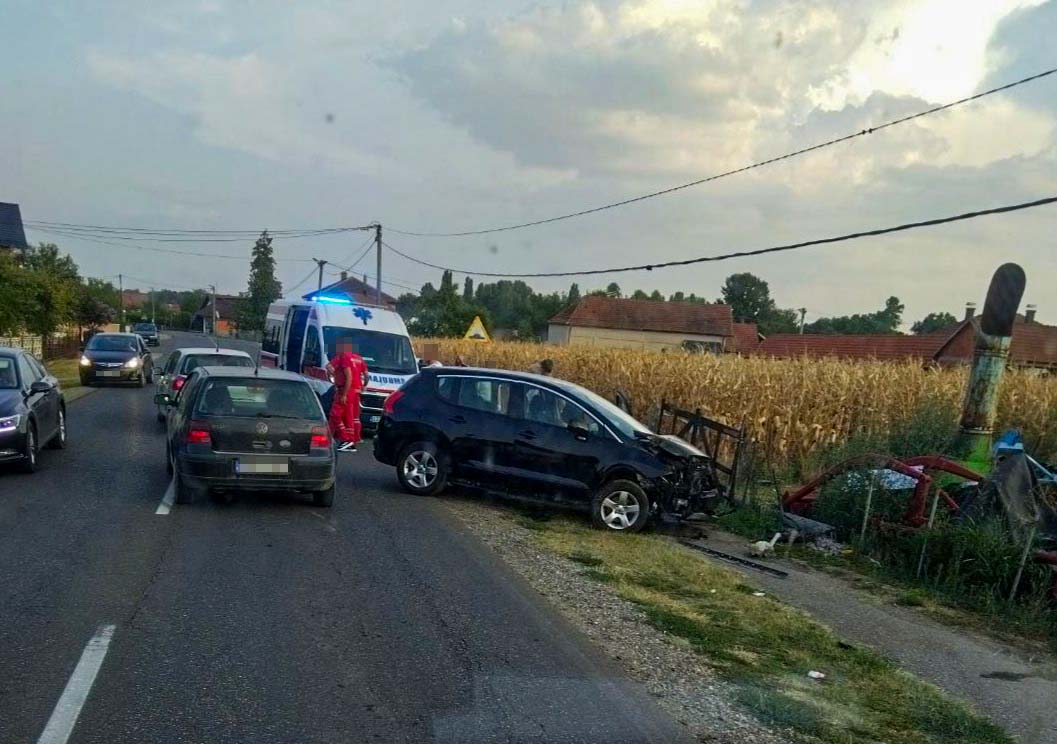 Saobraćajna nesreća kod Bijeljine: Hitna odvezla dvije osobe