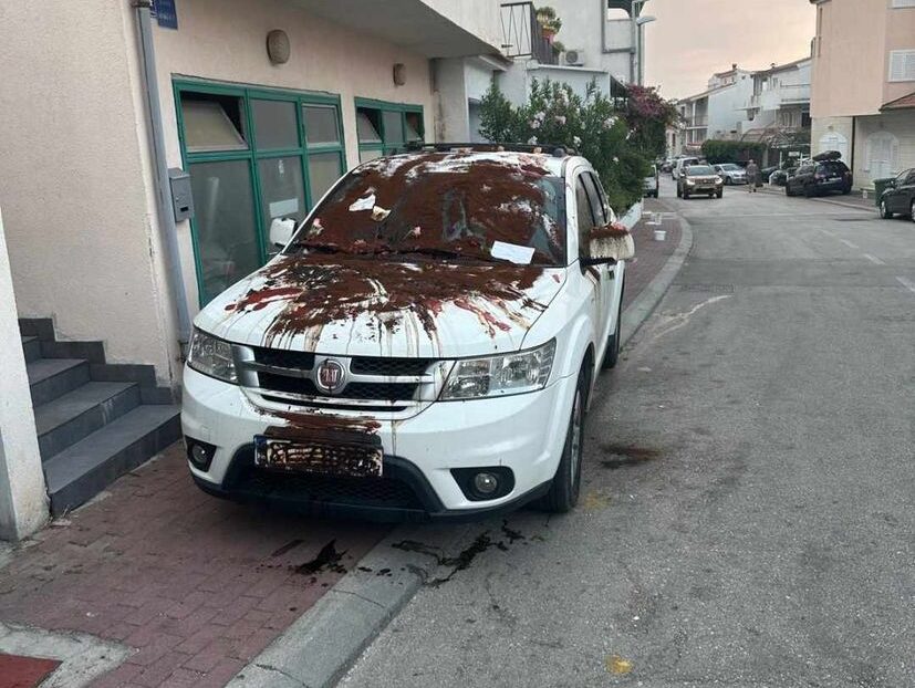 Parkirao ispred ulaznih vrata pa dobio “poklon”: “S ljubavlju iz Makarske”