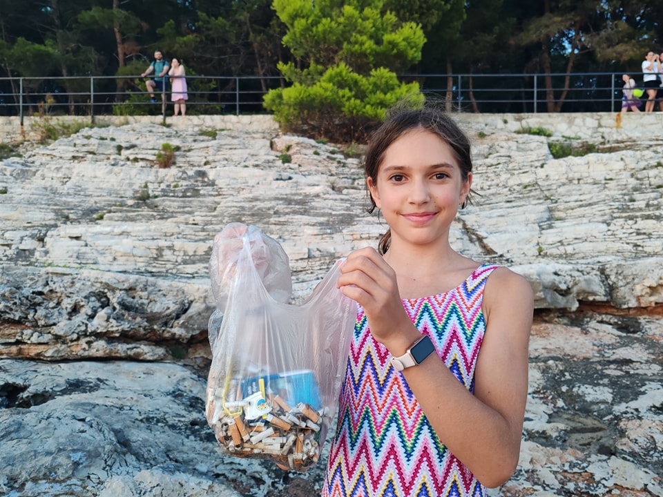 Ovo nećete vidjeti svaki dan, djevojčica oduševila javnost: Skupljala opuške na plaži, jer želi da bude ljepša