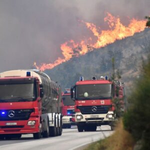 Razbuktao se požar kod Splita: Upozorenje stiglo – sklonite se u kuće, maknite djecu