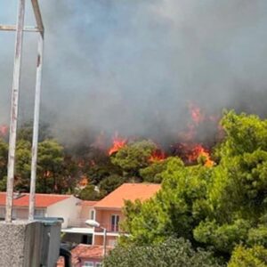 Požar kod Šibenika i dalje aktivan: Vatrogasci će dežurati cijelu noć