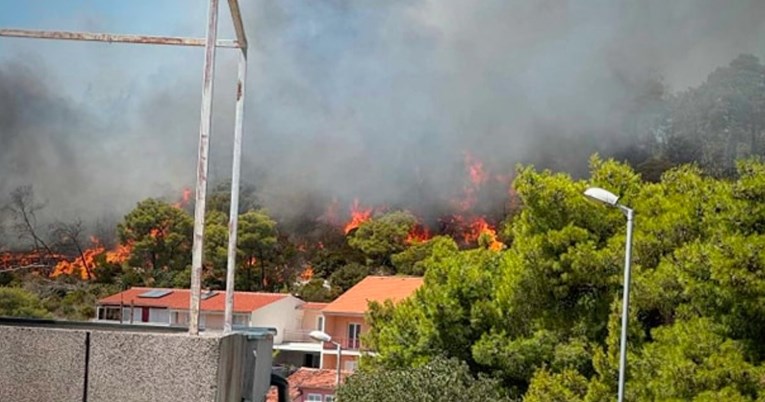 Požar kod Šibenika i dalje aktivan: Vatrogasci će dežurati cijelu noć