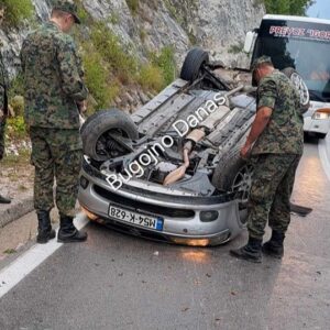 Vozilo završilo na krovu, pomogli pripadnici Oružanih snaga