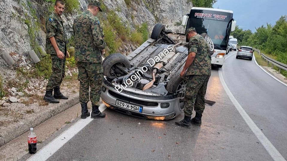 Vozilo završilo na krovu, pomogli pripadnici Oružanih snaga