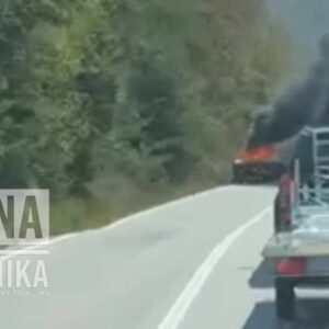 (VIDEO) Na putu Tuzla – Sarajevo izgorio automobil