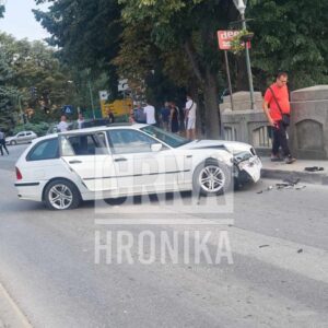 (FOTO) Nesreća u Visokom: BMW uništen ostao na cesti