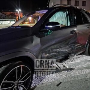 (VIDEO) Pijani momci u Opelu povrijedili više osoba: Zabili se u putnički automobil