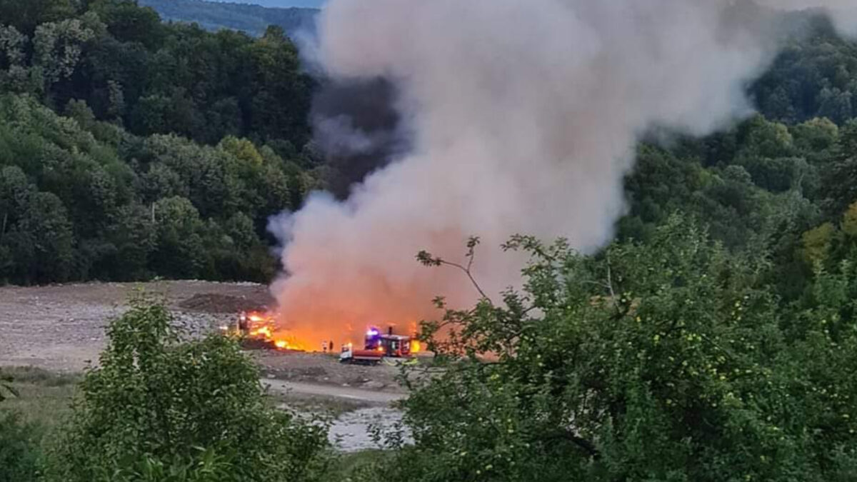 Veliki požar na tuzlanskoj deponiji: “Smrad se širi gradom”