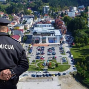 Dvojica mladića imali odnos u tržnom centru: Morala reagovati i policija