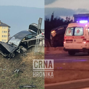 Teška nesreća na Stupu u Sarajevu: Automobil ostao visiti na ogradi