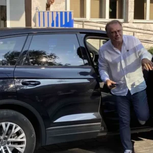 Političari na sastanak u Konjicu došli u novim automobilima: “Ovo je taj famozni Touareg”