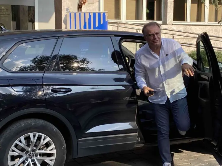 Političari na sastanak u Konjicu došli u novim automobilima: “Ovo je taj famozni Touareg”