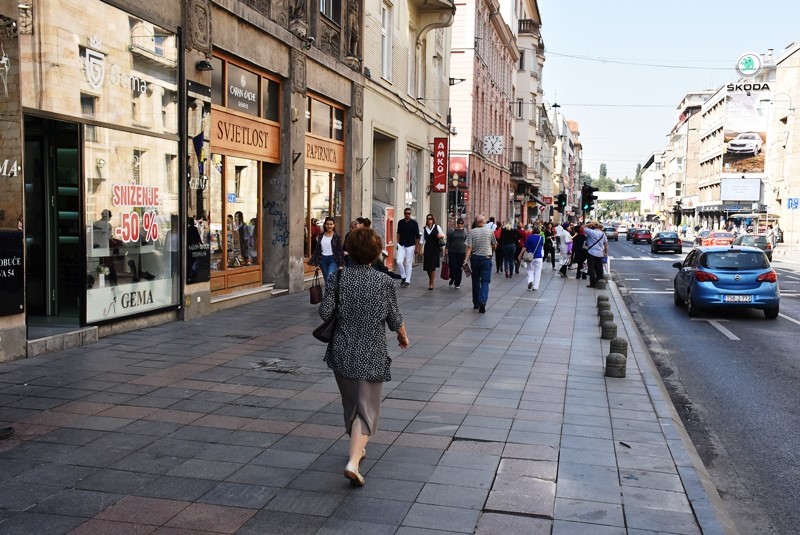 Gosti iz dijaspore bacili smeće od sladoleda na ulicu u centru Sarajeva: “Pa, u Bosni smo”