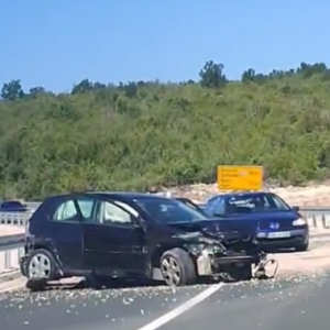 (VIDEO) Teška nesreća na putu prema Neumu: Vozač se zabio u zaštitnu ogradu