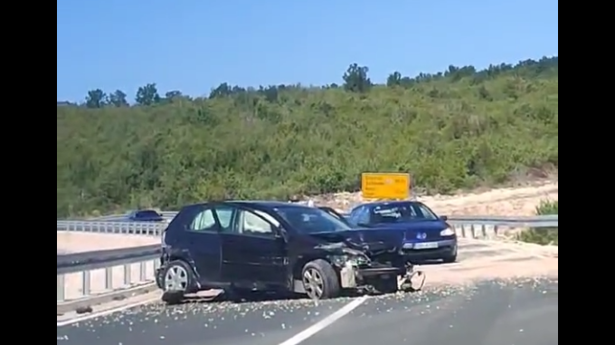 (VIDEO) Teška nesreća na putu prema Neumu: Vozač se zabio u zaštitnu ogradu