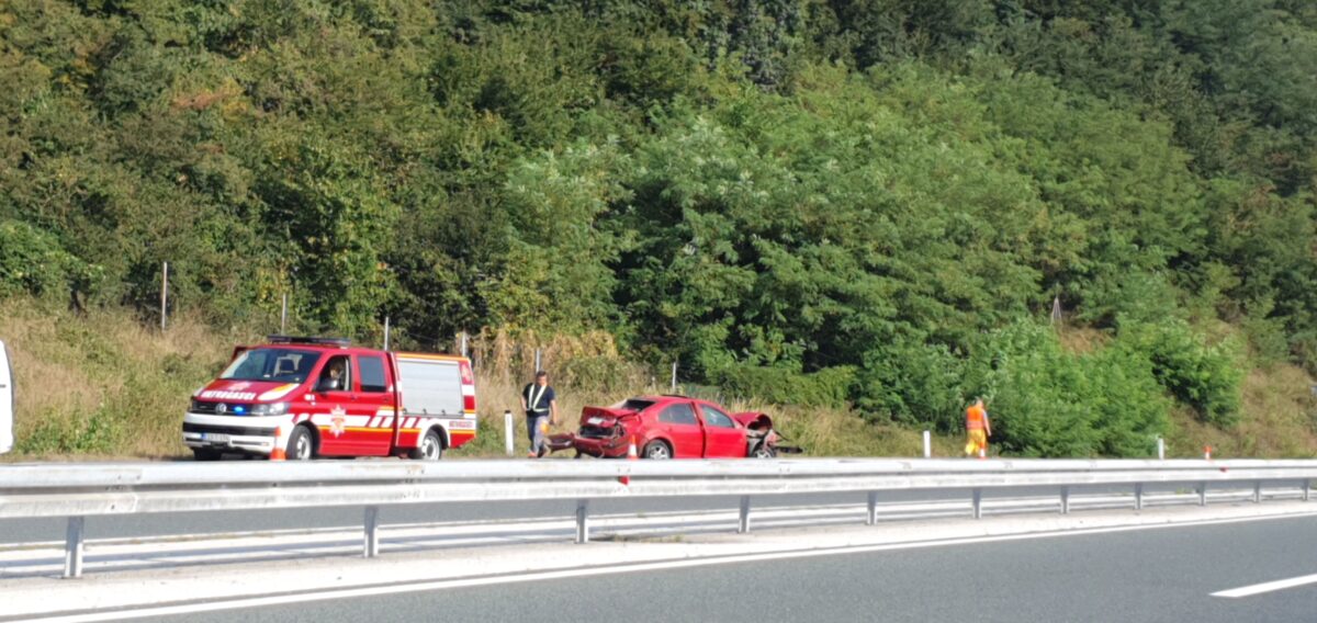 BMW-om udario u bankinu i slupao automobil