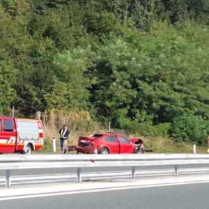 BMW-om udario u bankinu i slupao automobil