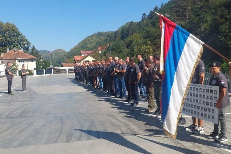 Ispred crkve u Srebrenici postrojeni bivši vojnici vojske Republike Srpske