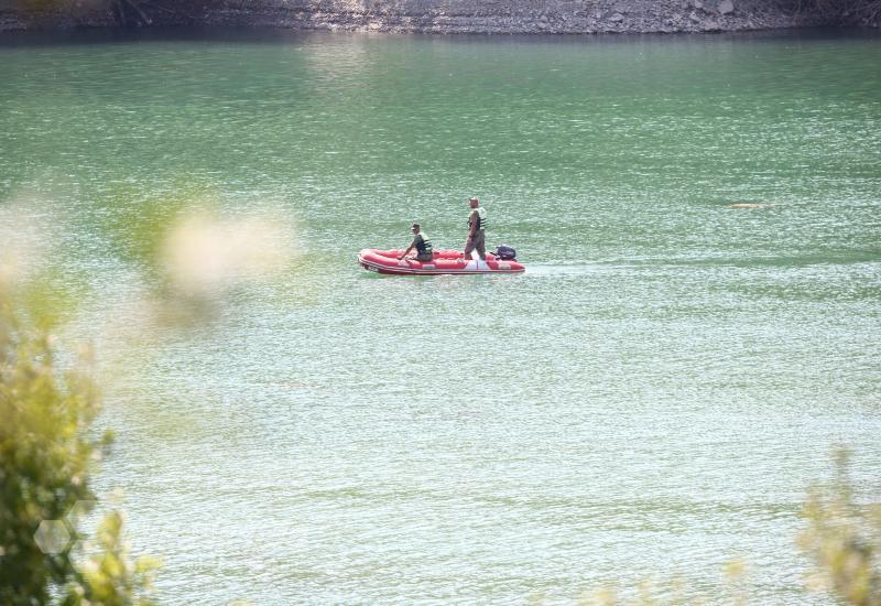 Čeka se na izvlačenje helikoptera iz Jablaničkog jezera