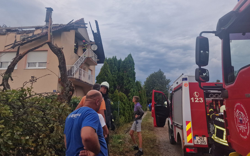 Grom udario u porodičnu kuću i izazvao požar: “Velika materijalna šteta”