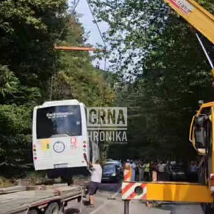 Teška nesreća kod Sarajeva: Autobus sletio sa puta