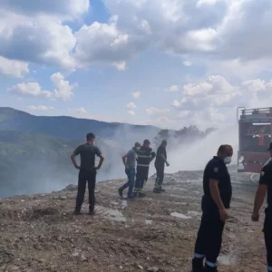 Sramota u Kladnju: Deponija smeća gori danima, građani u opasnosti zbog gustog dima