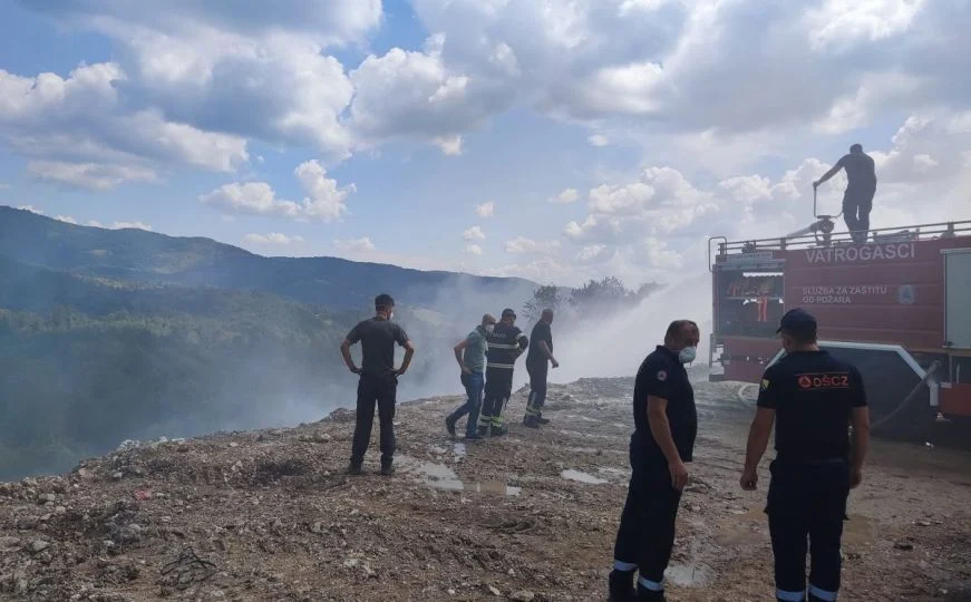 Sramota u Kladnju: Deponija smeća gori danima, građani u opasnosti zbog gustog dima