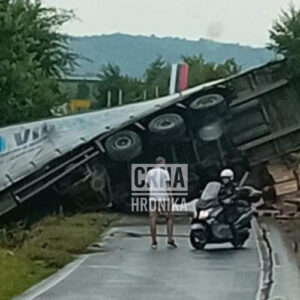 Doboj: Kamion sletio sa puta i prevrnuo se, obustavljen saobraćaj