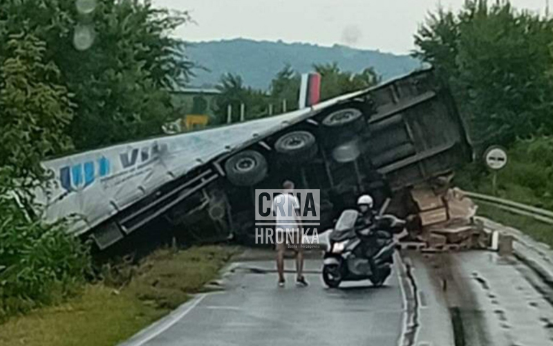 Doboj: Kamion sletio sa puta i prevrnuo se, obustavljen saobraćaj