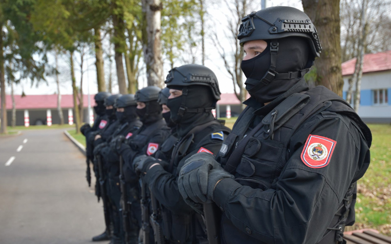 Na ulicama Banjaluke policajci sa dugim cijevima, poznat je razlog