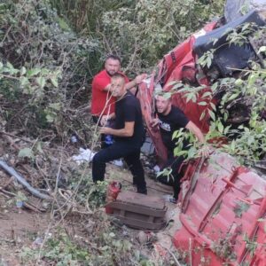 Ovo su heroji koji su bez razmišljanja skočili u provaliju kako bi pomogli kamiondžiji: “Nafte je curila iz rezervoara”