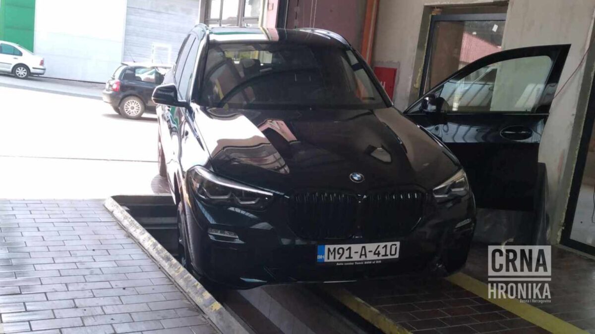 Radnik na tehničkom pregledu u Gračanici sletio sa skupocjenim BMW-om u kanal