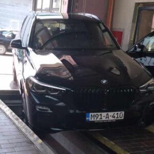 Radnik na tehničkom pregledu u Gračanici sletio sa skupocjenim BMW-om u kanal