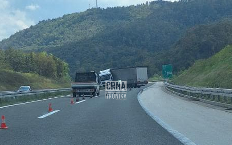 Obustavljen saobraćaj na autoputu 9. januar, kamion popriječio put