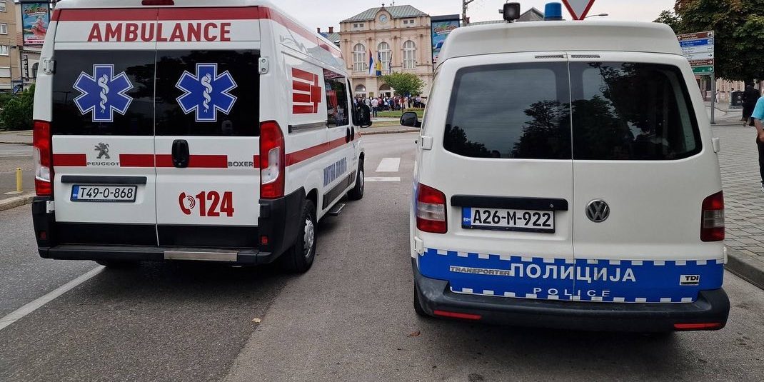 Neko bacio bombu na Sokocu i oštetio dva automobila i porodična kuća