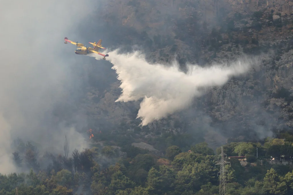 Požar u Zadarskoj županiji: Vatrogasci i avioni bore se protiv vatrene stihije